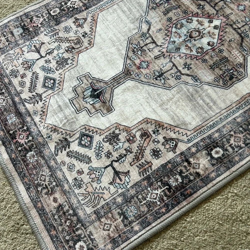 Elegant Geometric Patterned Rug - Picture 2 of 5